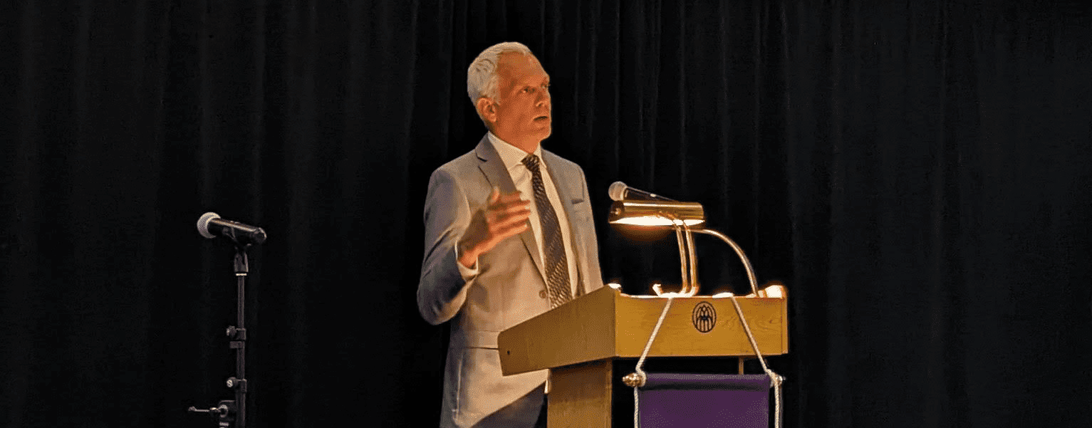 Ryan Gravel accepts Argon Argon at Southface Institute's 2022 Visionary Dinner